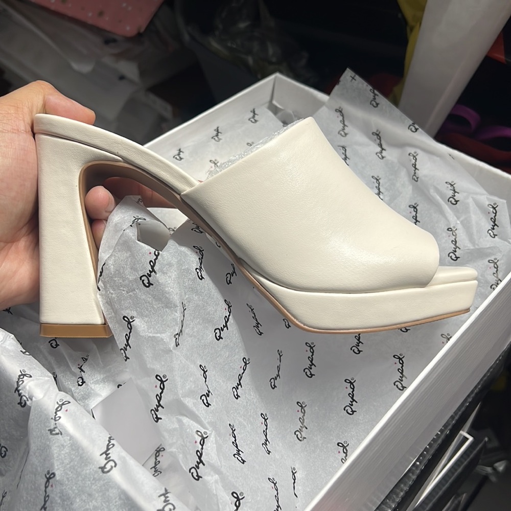⚡FINAL SALE! Off White Vegan Leather Mule Heels - Picture 6 of 6